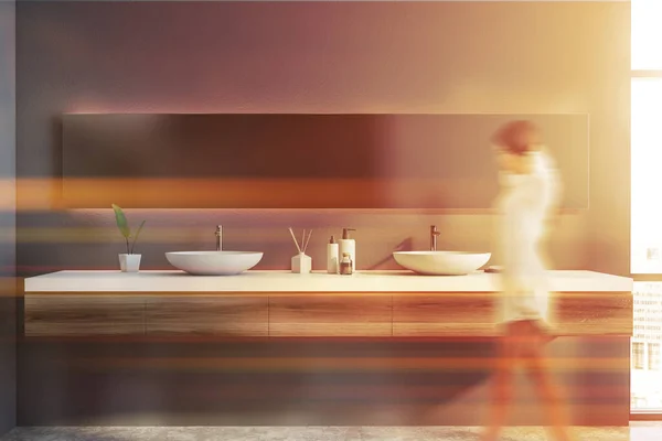 바닥및긴 거울이 싱크대를 가지고 현대적 화장실을 금발의 이미지 — 스톡 사진