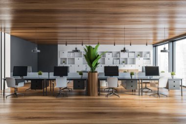 Beyaz ve siyah duvarları, ahşap zemini, bilgisayar tabloları ve kitap rafı olan şık bir açık uzay ofisi. 3d oluşturma