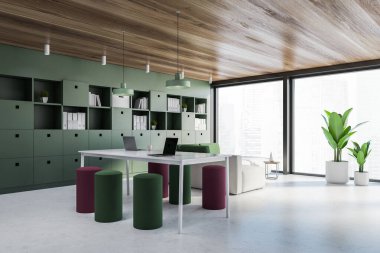 Yeşil duvarları, beyaz zemini, rahat beyaz koltuğu, masa ve kitaplığı olan panoramik oturma odasının köşesi. 3d oluşturma