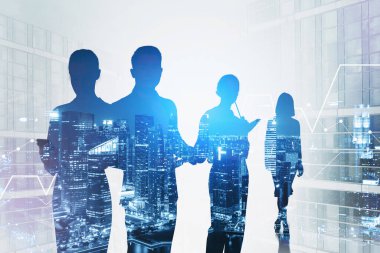 Bulanık gece şehrinde iş adamlarının siluetleri. Takım çalışması ve iş hayatı kavramı. Renkli resim çift pozlama