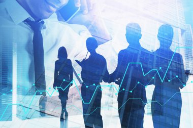 Tanımlanamayan genç Afro-Amerikalı iş adamı bulanık ofisteki akıllı telefondan konuşuyor. Finansal grafikleri ve iş ekibini iki kez gösteriyor. Tonu ayarlanmış resim