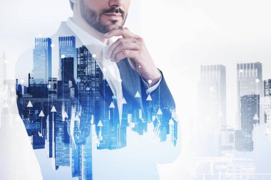 Bulanık şehirde mali grafiklere iki kez maruz kalan genç ve düşünceli bir iş adamı. Tonu ayarlanmış resim