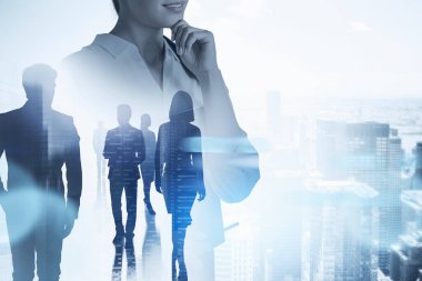 Bulanık modern şehirde ekibiyle çalışan tanınmayacak kadar düşünceli bir iş kadını. Renkli resim çift pozlama