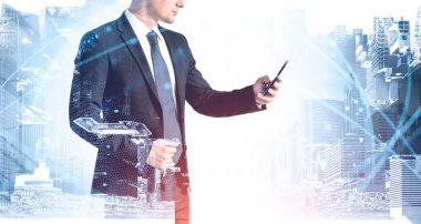 Modern şehirde akıllı telefonlu tanınmayan bir işadamı ağ arayüzünü iki kez kullanıyor. Tonu ayarlanmış resim
