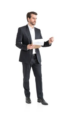 Tablet bilgisayar kullanan sakallı genç Avrupalı iş adamının izole edilmiş portresi. Teknoloji kavramı