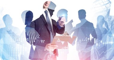 Bulanık şehirde elinde dosya bulunan genç bir işadamı dijital çizelgeler ve takım arkadaşlarıyla birlikte. Tonu ayarlanmış resim