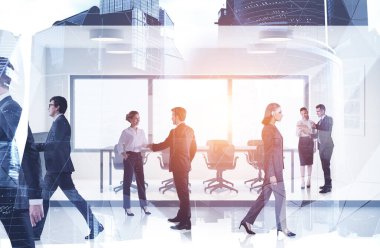 Bulanık ofiste çalışan genç iş adamları çift taraflı etki yaratıyor. Tonu ayarlanmış resim