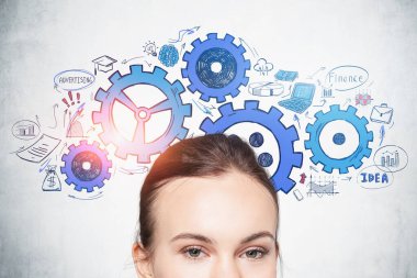 Beton duvarın yanında duran genç bir kadının robot resmini yakın plan yap. Beyin fırtınası ve takım çalışması kavramı