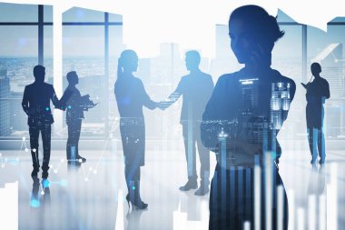 Bulanık panoramik ofiste çalışan iş adamlarının siluetleri. Dijital tablolara iki kez maruz kalıyorlar. Tonu ayarlanmış resim