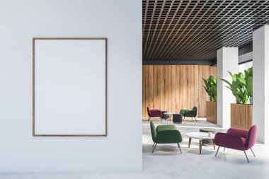 Beyaz ve ahşap duvarları, beton zemini, yeşil ve kırmızı koltukları ve sahte posterleri olan şık ofis bekleme odasının içinde. 3d oluşturma