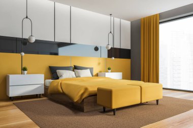 Modern yatak odasının köşesinde beyaz, gri ve sarı duvarlar, ahşap zemin ve rahat kral yatağı var. Bulanık şehir manzaralı bir pencere. 3d oluşturma