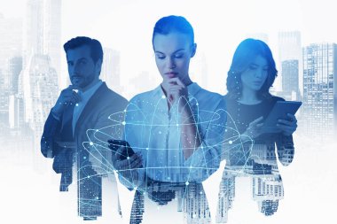 Bulanık şehirde çalışan üç iş adamı ve ağ arayüzü iki katına çıkıyor. Tonu ayarlanmış resim