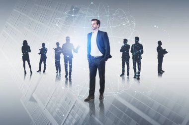 Bulanık şehirde ekibiyle birlikte çalışan kendine güvenen genç iş adamının portresi. Ağ arayüzü iki katına çıkıyor. Tonu ayarlanmış resim