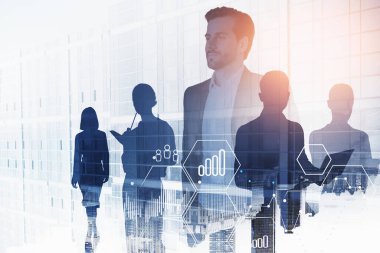 Kendine güvenen genç işadamı ve ekibi bulanık şehirde iki kat iş arayüzü ile duruyorlar. Tonu ayarlanmış resim