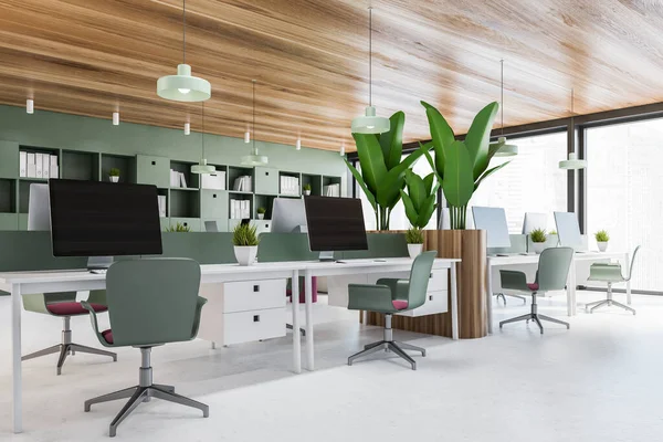 Beyaz ve yeşil duvarları, beton zemini, bilgisayar tabloları ve yeşil kitaplığı olan panoramik açık uzay ofisinin köşesi. 3d oluşturma
