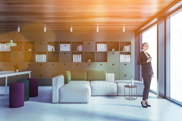 Jovem Mulher Sala Estar Verde Com Paredes Madeira Sofá Mesa — Fotografia de Stock