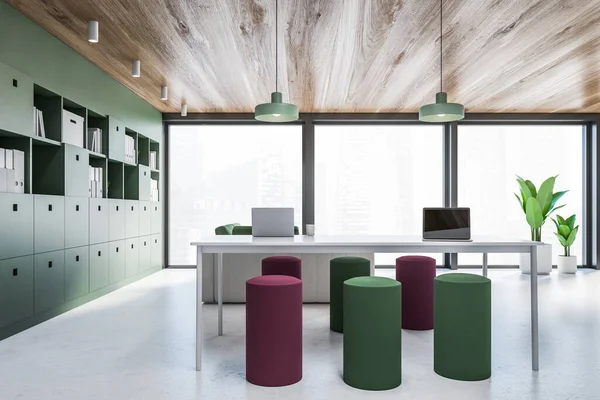 Yeşil duvarları, beyaz zemini, masası, rahat beyaz kanepesi ve kitaplığı olan panoramik oturma odasının içi. 3d oluşturma