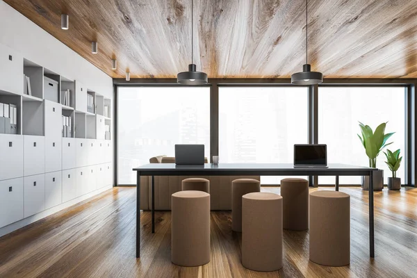 Beyaz duvarları, ahşap zemini, masası, rahat bej kanepesi ve kitaplığı olan panoramik oturma odasının içi. 3d oluşturma