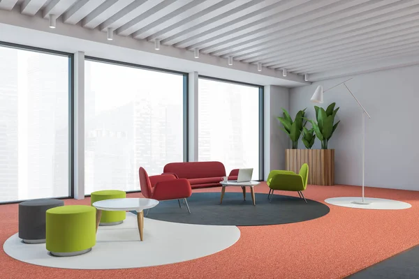 Panoramik oturma odasının köşesinde beyaz duvarlar, halı döşeme, kırmızı kanepe, koltuk ve kahve masaları. 3d oluşturma