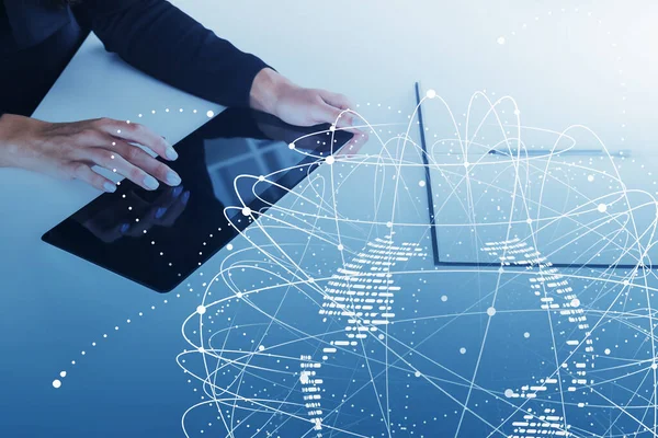 Bulanık ofiste tablet kullanan işadamlarının ellerini ağ arayüzü ile iki kez kapat. Tonu ayarlanmış resim