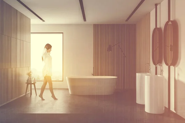 Modern Banyoda Beyaz Ahşap Duvarları Beton Zemini Küveti Çift Lavabosu — Stok fotoğraf