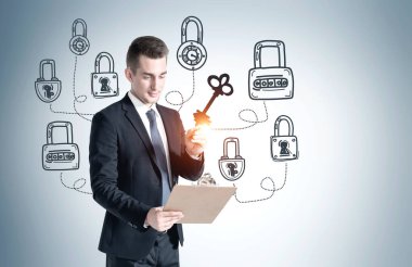 Üzerinde asma kilit olan gri duvarın yanında duran genç iş adamının portresi. Karar verme kavramı