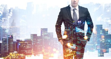 Bulanık şehirde elleri ceplerinde tanınmayan bir iş adamı. Renkli resim çift pozlama