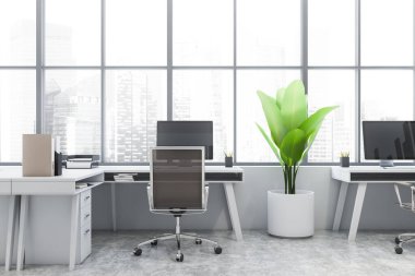 Beyaz duvarları, beton zemini ve beyaz bilgisayar tabloları olan panoramik açık uzay ofisinin içi. 3d oluşturma