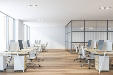 Beyaz ve cam duvarları, ahşap zemini ve sıra sıra bilgisayar masaları olan modern açık uzay ofisinin yan görüntüsü. 3d oluşturma