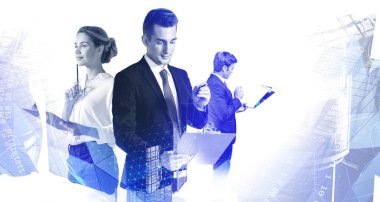 Bulanık şehirde birlikte çalışan üç iş adamının portresi. Tonu ayarlanmış resim