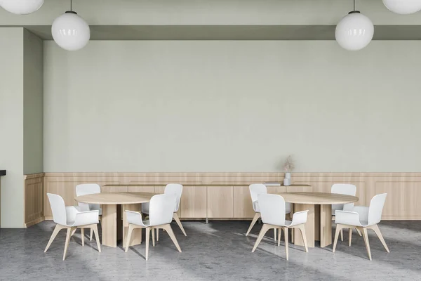 Εσωτερικό Σύγχρονου Εστιατορίου Λευκούς Και Ξύλινους Τοίχους Τσιμεντένιο Δάπεδο Στρογγυλά — Φωτογραφία Αρχείου