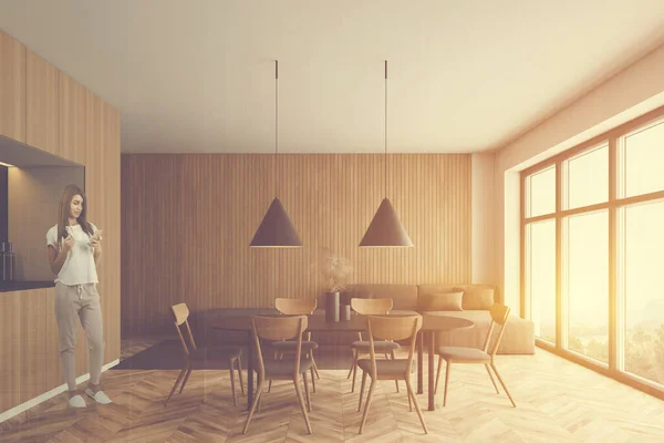 Modern Mutfakta Tahta Duvarları Yemek Masası Kanepesi Olan Genç Bir — Stok fotoğraf