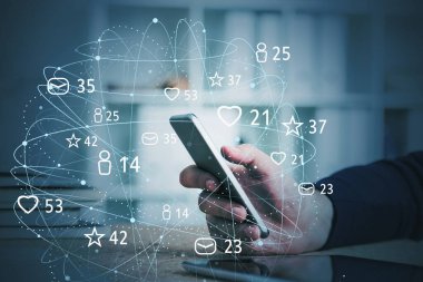 Bulanık ofiste akıllı telefon kullanan ve sosyal medya arayüzünü iki kez kullanan bir iş kadını. Tonu ayarlanmış resim