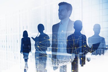 Bulanık şehirde birlikte çalışan iş adamlarının siluetleri çift taraflı etki yaratıyor. Takım çalışması kavramı. Tonu ayarlanmış resim