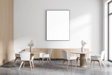 Beyaz ve ahşap duvarları, beton zemini, beyaz sandalyeli yuvarlak yemek masaları, bej kanepe ve dikey maket posterleri olan şık bir restoran. 3d oluşturma