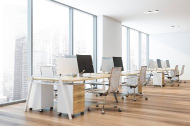 Beyaz duvarları, ahşap zemini ve sıra sıra bilgisayar masaları olan modern açık uzay ofisinin köşesi. 3d oluşturma