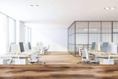 Ürününüz için ahşap masa bulanık, beyaz duvarları, ahşap zemini ve sıra sıra bilgisayar masaları olan açık uzay ofisinde. 3d oluşturma