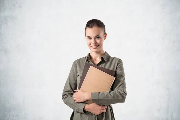 Retrato Hermosa Joven Empresaria Pie Con Carpeta Cerca Pared Hormigón — Foto de Stock