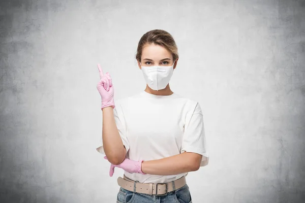 Portrait Young European Woman Mask Pink Rubber Gloves Pointing Upwards — Stock Photo, Image