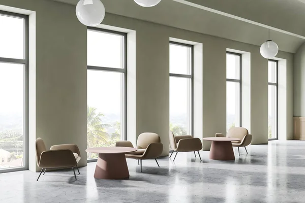 Esquina Comedor Moderno Con Paredes Blancas Suelo Hormigón Mesas Redondas —  Fotos de Stock