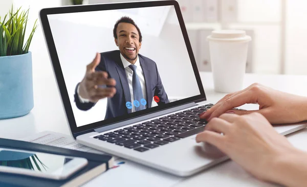 Boční Pohled Obchodnici Pomocí Notebooku Během Videokonference Svým Afroamerickým Kolegou — Stock fotografie