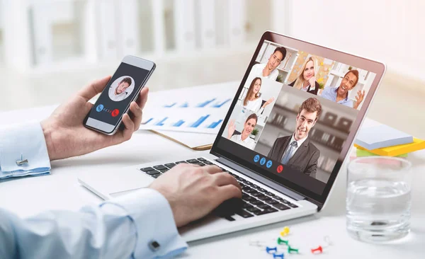 Seitenansicht Eines Jungen Geschäftsmannes Der Mit Telefon Und Laptop Videokonferenzen — Stockfoto