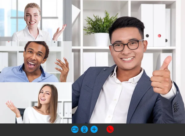 Retrato Sorrir Jovem Empresário Asiático Tendo Videoconferência Com Seus Colegas — Fotografia de Stock