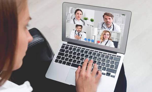 Tanımlanamayan genç bir kadının tıp doktorlarıyla görüntülü görüşmesi. Teknoloji ve teletıp kavramı