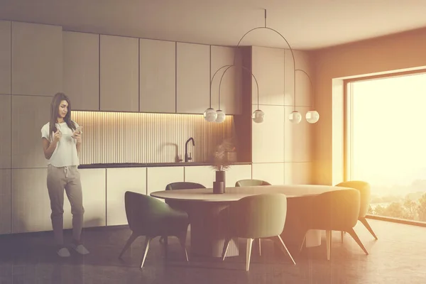 Bella Giovane Donna Con Telefono Caffè Piedi Cucina Moderna Con — Foto Stock