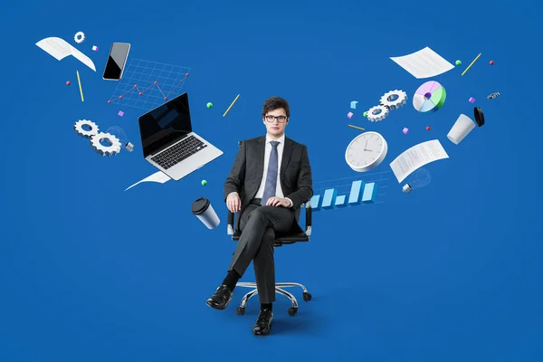 Selbstbewusster Junger Europäischer Geschäftsmann Der Sessel Vor Blauem Hintergrund Sitzt — Stockfoto