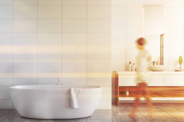 Jeune Femme Floue Marchant Dans Salle Bain Moderne Avec Des — Photo