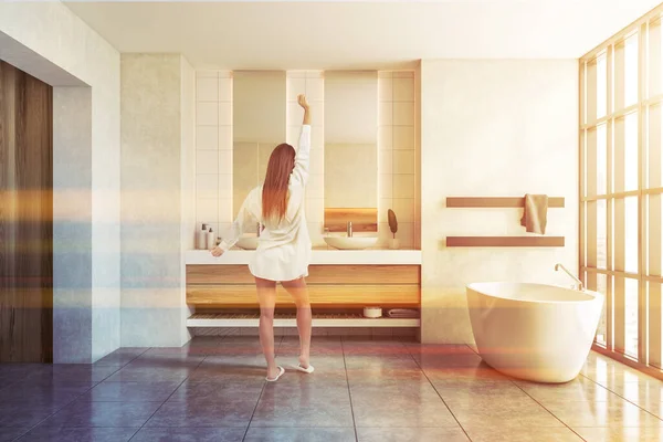 Visão Traseira Jovem Banheiro Moderno Com Paredes Brancas Piso Azulejo — Fotografia de Stock