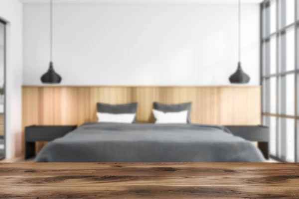 白と木製の壁 木製の床とキングサイズベッド付きのぼやけたスタイリッシュなベッドルームであなたの製品のための木製のテーブル 3Dレンダリング — ストック写真