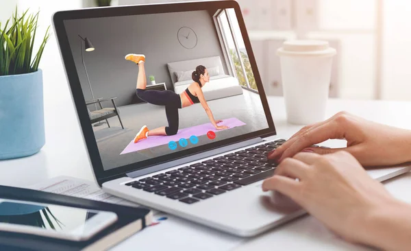 Jeune Femme Méconnaissable Regardant Des Vidéos Instruction Yoga Sur Son — Photo